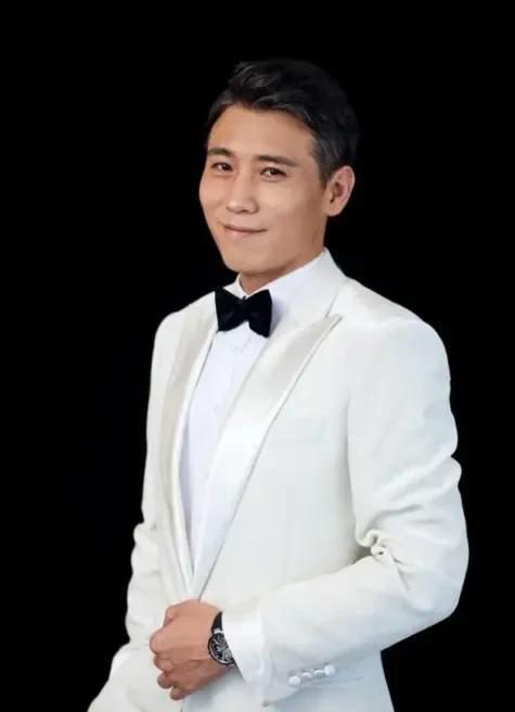 李乃文去一个大公司应聘白领，对方问:“你会什么？”李乃文说:“我会朗诵。”对方立