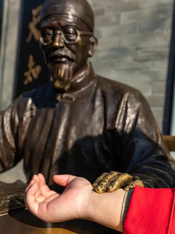 我还挺赞同“中医高手在民间”这说法的。民间有不少中医从业者，他们靠着祖上传下来的