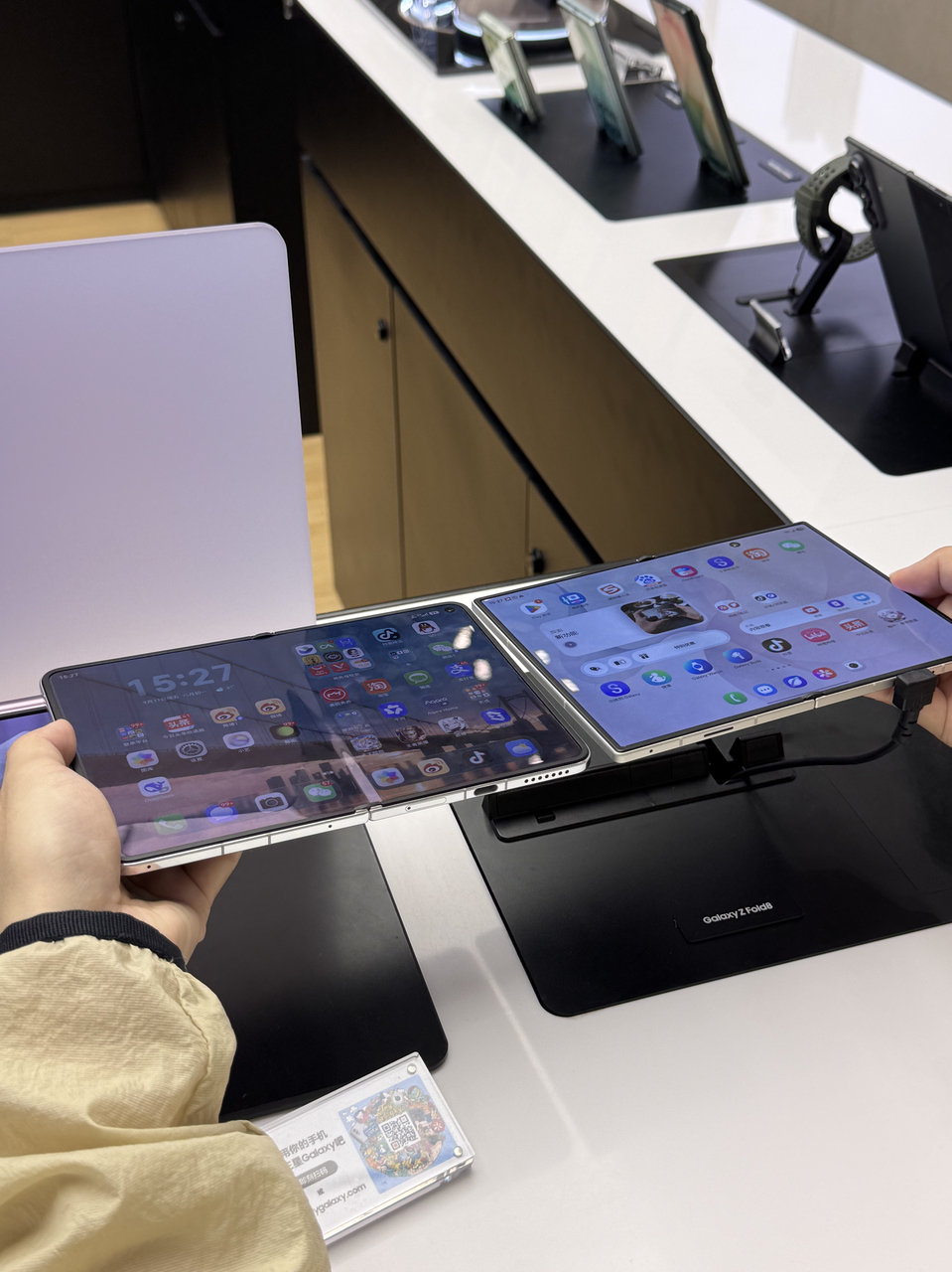 华为PuraXMax/三星GalaxyZFold8直观对比合上正面+侧边+展开侧面，这厚度对比，你们