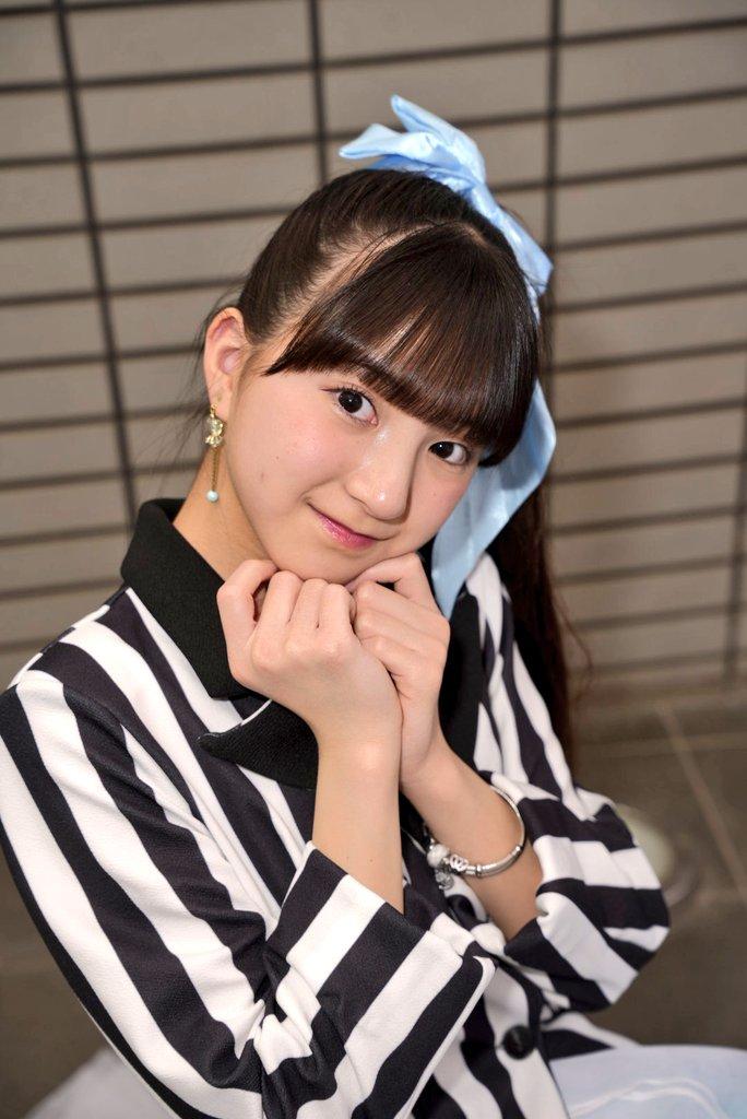 蓝丝带系发，黑白条纹衫，静坐思量。