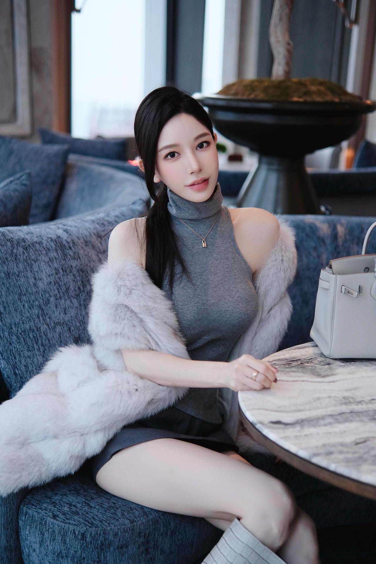 《雅座》原创诗词原创看图片配诗灰衫裁得春云软，狐氅轻笼雪色温。鬓尾斜