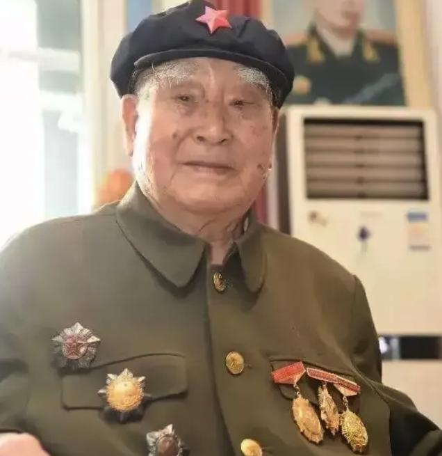1943年，两名伪军打扫战场时，发现一个八路军还活着，正要上前补刀，这个八路军轻