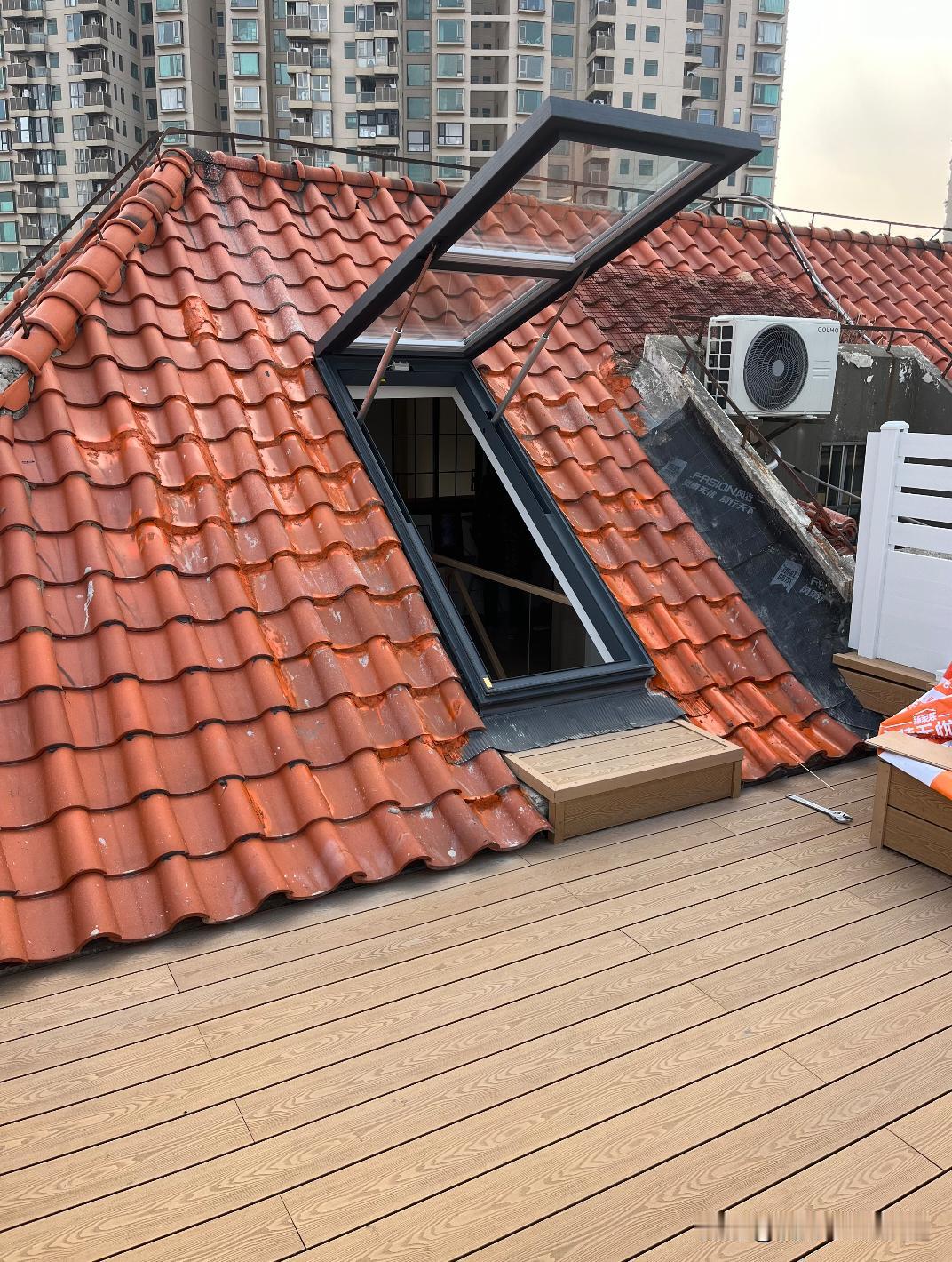 顶楼这个阁楼的蜕变，源自玻璃天窗。美观大气，透亮舒适，阁楼不再闭塞，平台利用