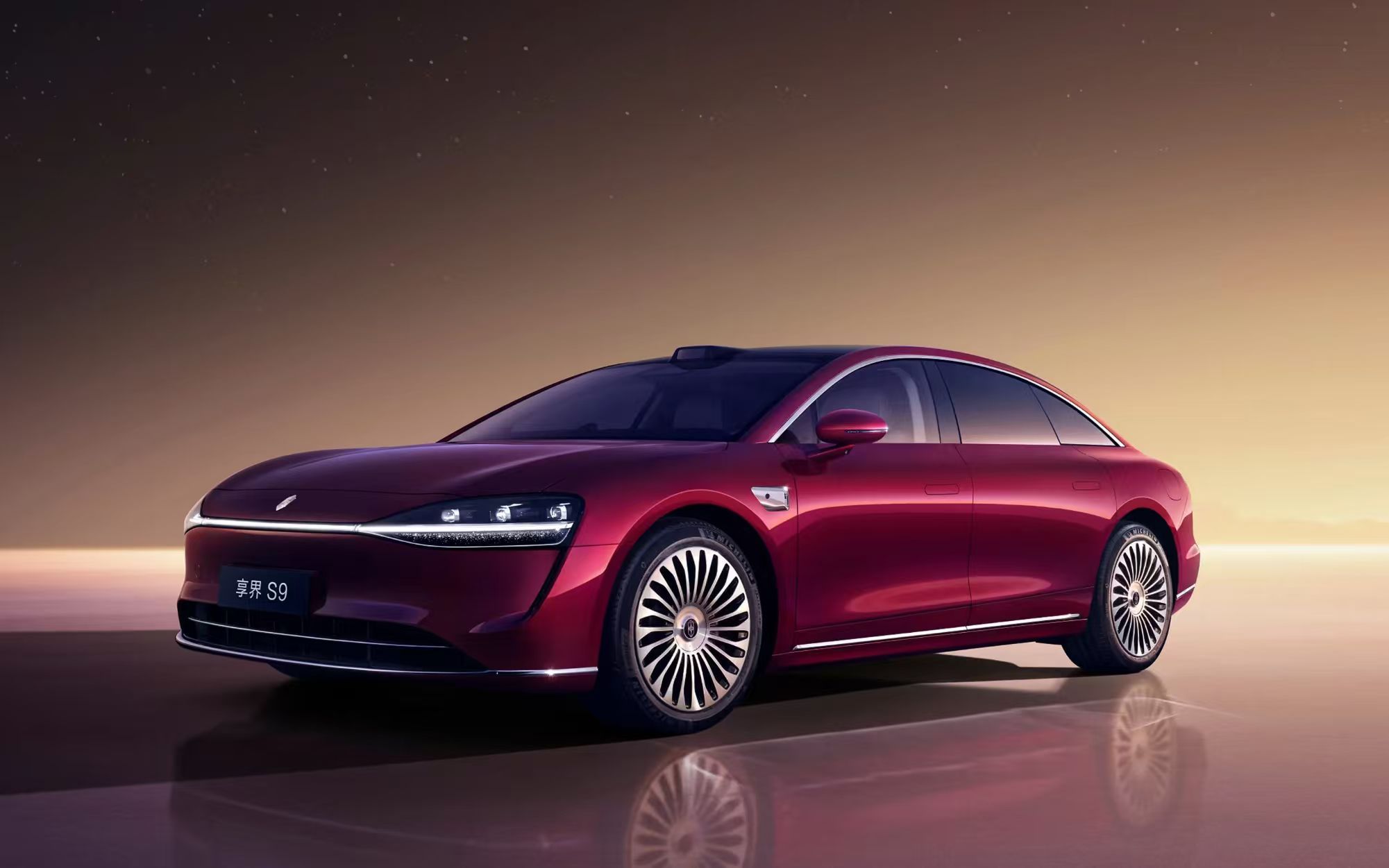 刷到新款享界S9的动态，感觉这波改款还挺懂日常用的🚗。新换的寰宇之星车标顺眼多