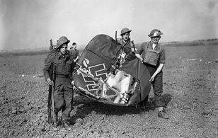 1940年，正值二战的早期，世界范围内的战事正在蓬勃发展。欧洲战场的炮火已经