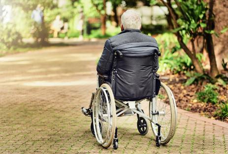 “讹天讹地讹空气！”上海，一老人凌晨3点在敬老院醒后，坐上轮椅被护工推到休息区，