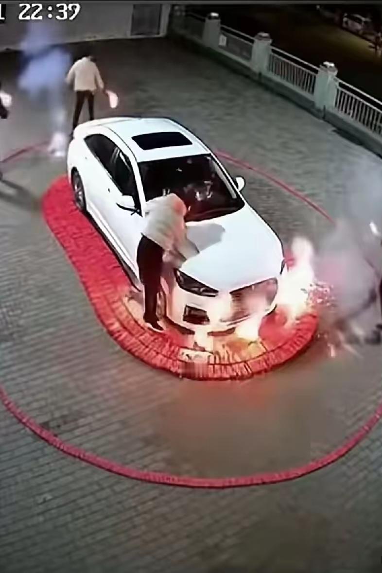 太蠢了，竟然还有这样的人，难道不知道鞭炮放那么近，会把车子炸没了？禁止烟花鞭炮