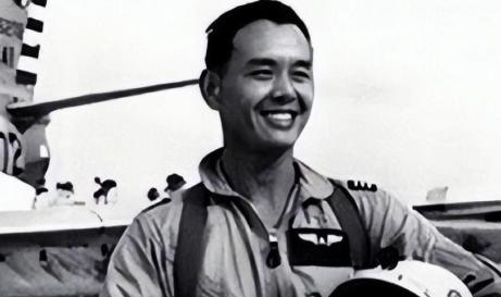 1956年他驾机起义，因没挂白旗被解放军猛轰，落地后才知，他偷的竟是蒋纬国的专机
