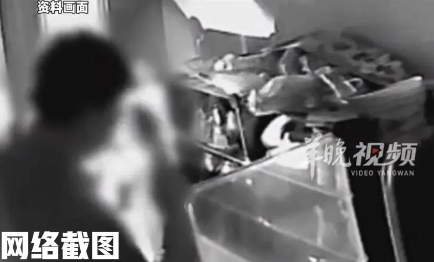 浙江宁波有女子晚上在家休息。此刻已到凌晨，突然女子家门前监控通过手机发出预警