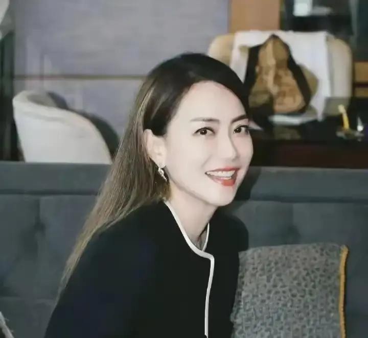 谁能想到那个在娱乐圈呼风唤雨、一手捏着谢霆锋和容祖儿前程的女人，原名叫霍宝珠，祖籍远在广东番禺现在圈