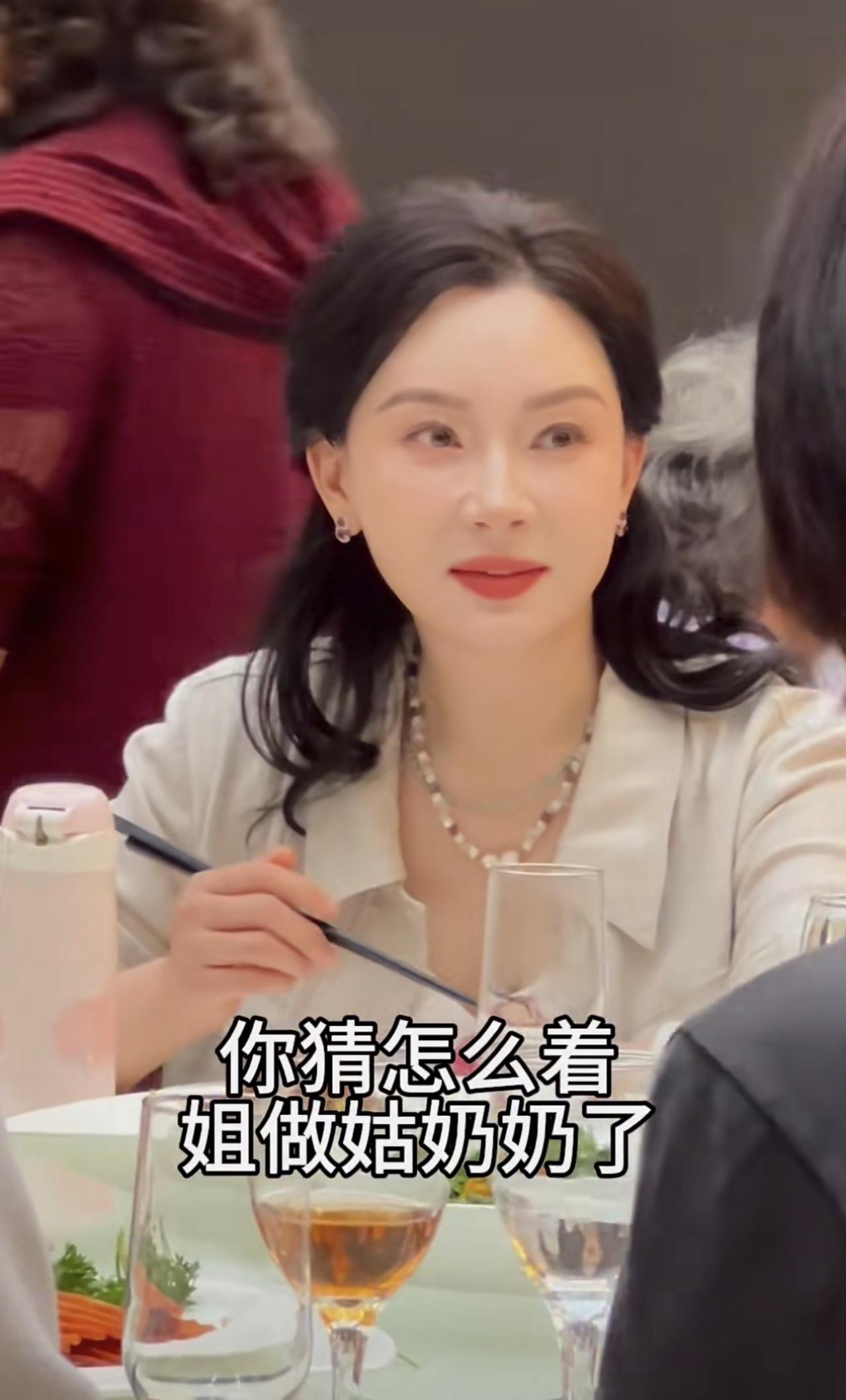 9月19日，49岁陈数参加侄孙子满月宴，气质出众还上台讲话了，喝橙汁很接地气。