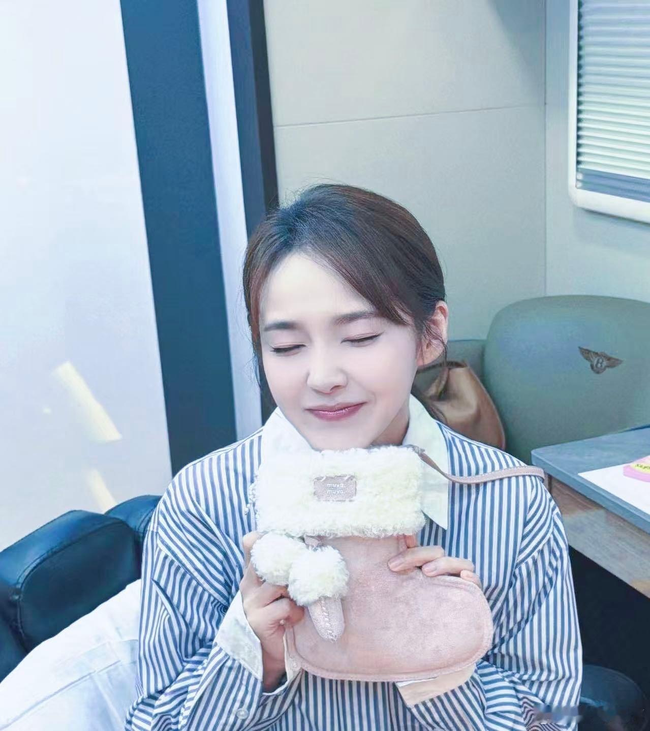 张佳宁的笑容就像夕阳下金色的余晖，温暖而动人，瞬间给人一种宁静和安心。无论生活多