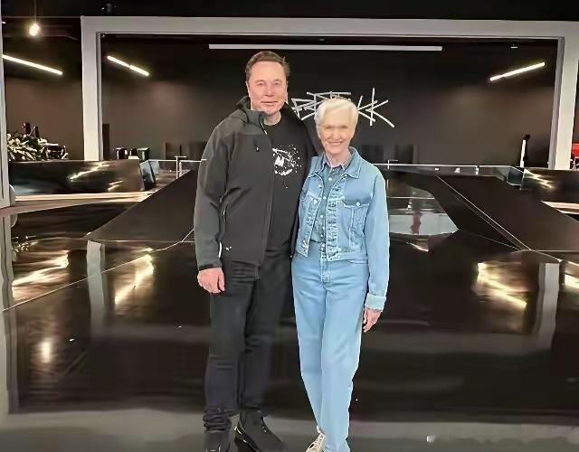 这才是真正的豪门清流！马斯克妈妈78岁了还在接代言，不靠儿子，照样靠自己赚钱。