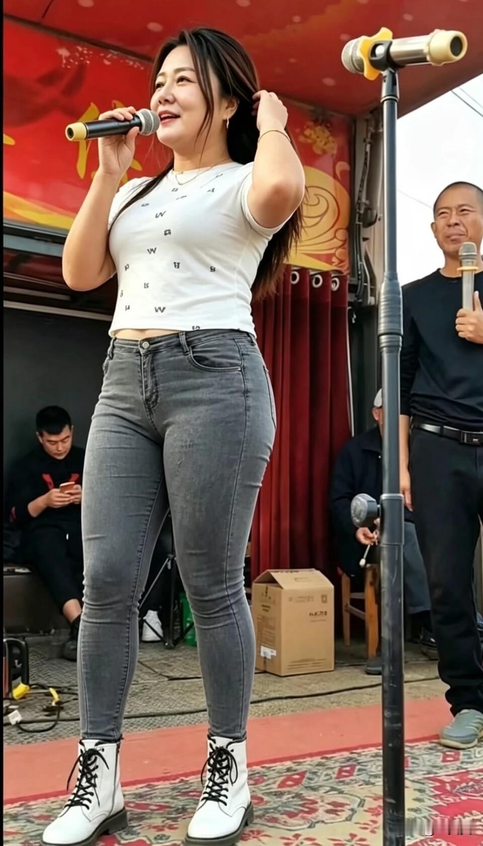 “呀拉索，那就是青藏高原”，今天在乡下老家的镇子上闲逛，忽然听见高亢嘹亮的《青藏