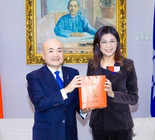 郑丽文今高调捐款给日本赈灾现场直播国民党主席郑丽文今天（31日）中午11