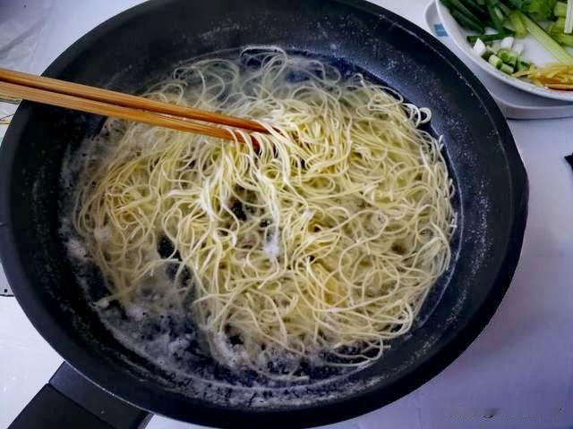 捞了面条的热汤不要倒我主攻厨房事务后，定下的规矩是下了面条的热面汤留下放一阵，