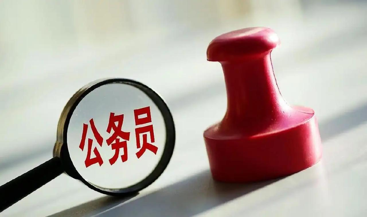 体制内有个特别有意思的现象，身边很多公务员，天天吐槽工资低，张口闭口“养不活自己