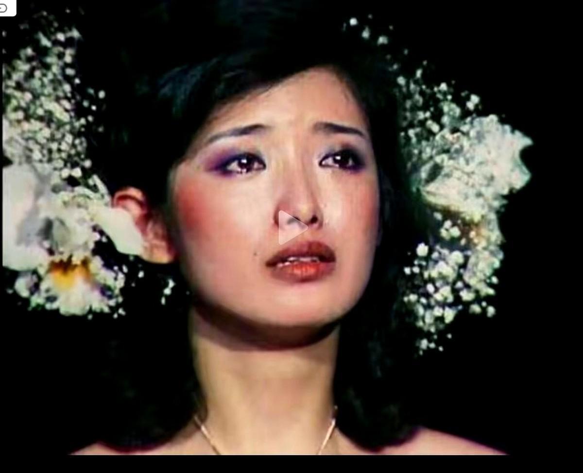 山口百惠戴花，一朵就够了，人美，花是点缀。刘亦菲戴花，一簇也压不垮她，不是花厉