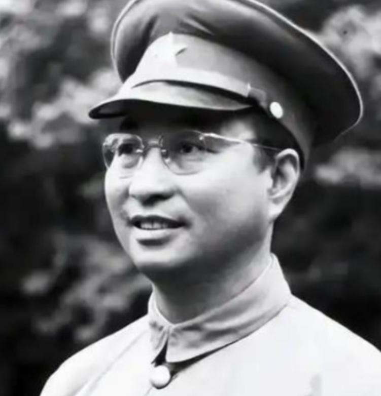 1958年，陈赓的儿媳妇钱如琴第一次上门，见一矮个子老头来开门，头上还扣着个不合
