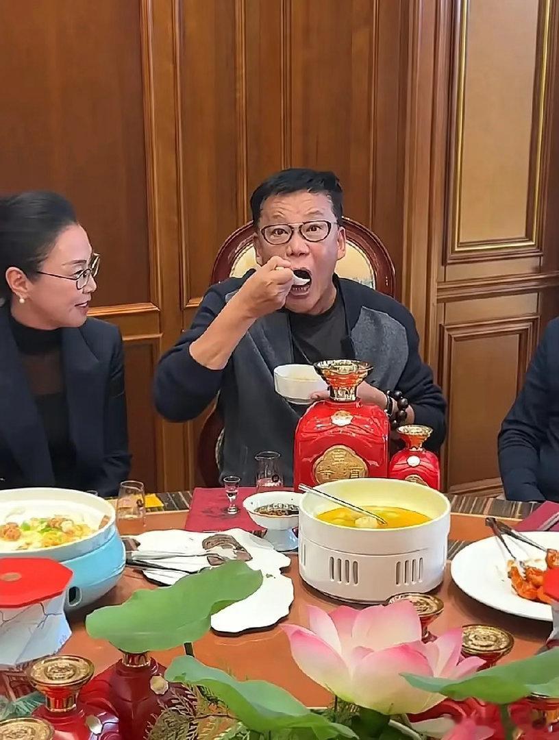 李国庆再婚后真是完全放飞自我了，在朋友聚会上直接双脚站在了椅子上，蹲着端碗吃饭，