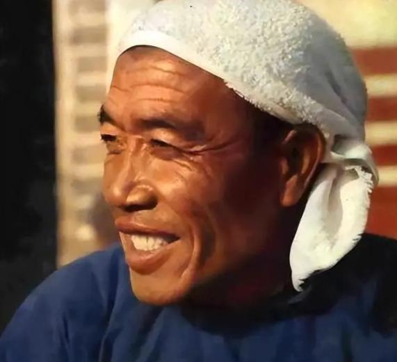 陈永贵的烟瘾大得很，在大寨抽的是自家地里种的土烟，进了京改抽香烟，但都没超过3毛
