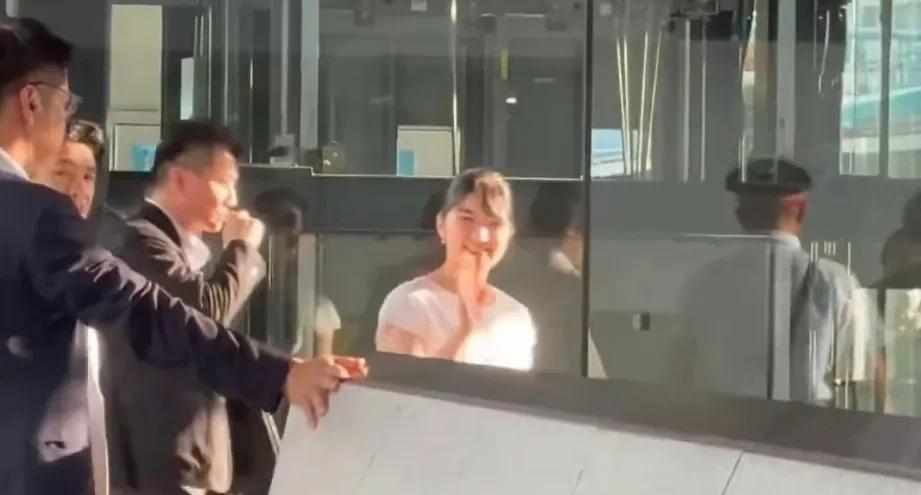 爱子公主单独回东京，抵达车站被围观抵达东京站的爱子公主被围观，车站里的人们都纷