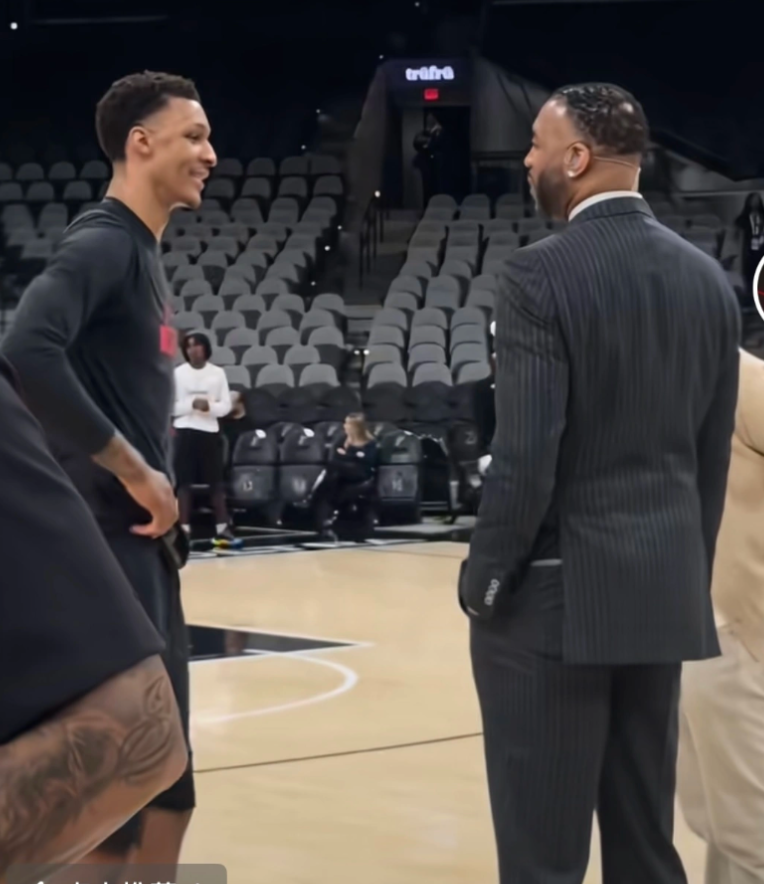 小贾总是最难的最关键的三分越进。空位三分老打铁，防守是真香啊，干拔也越来越准了