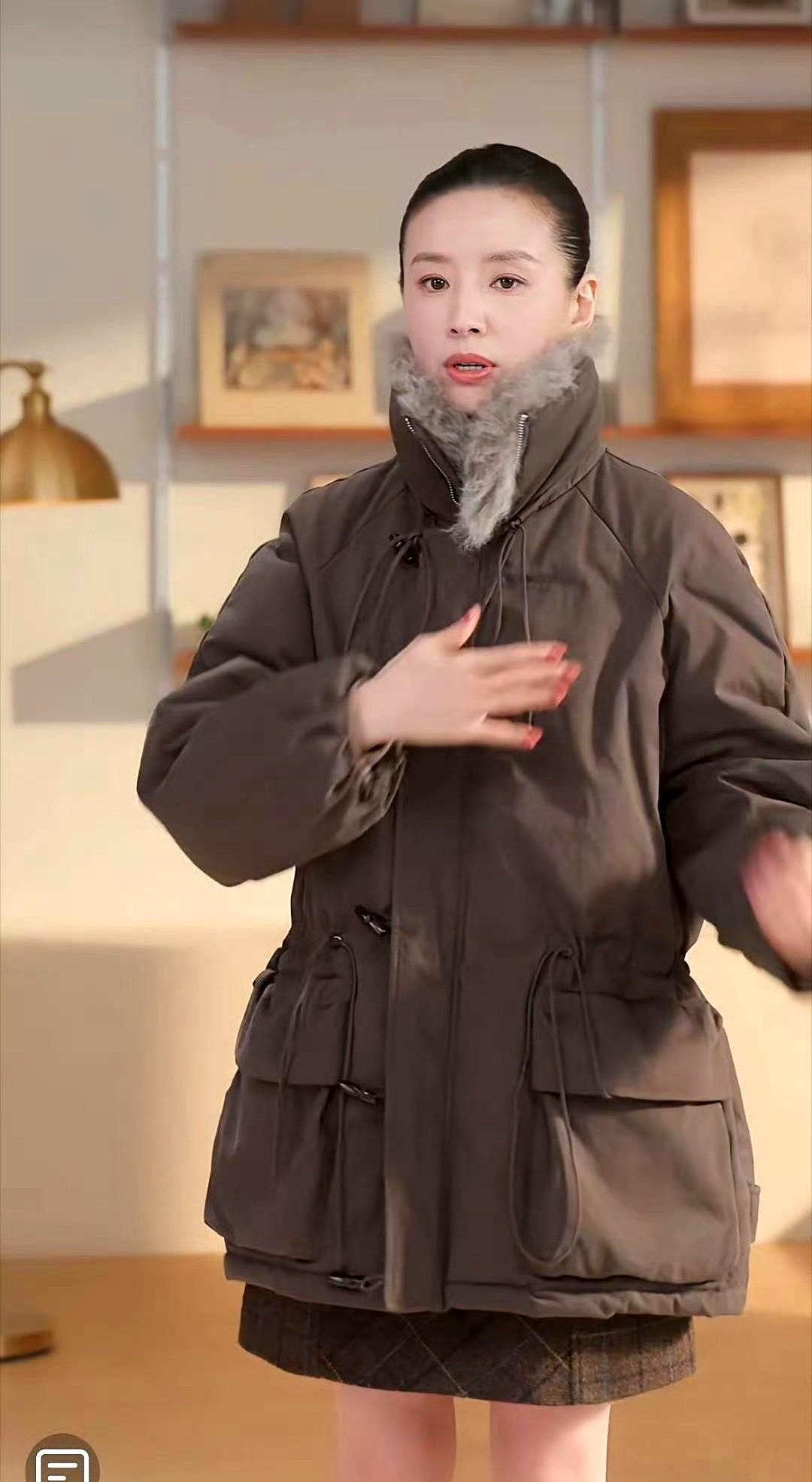 别的主播喊破喉咙卖不动，董洁安安静静站在那，一场直播带货3个亿！这脸打得，