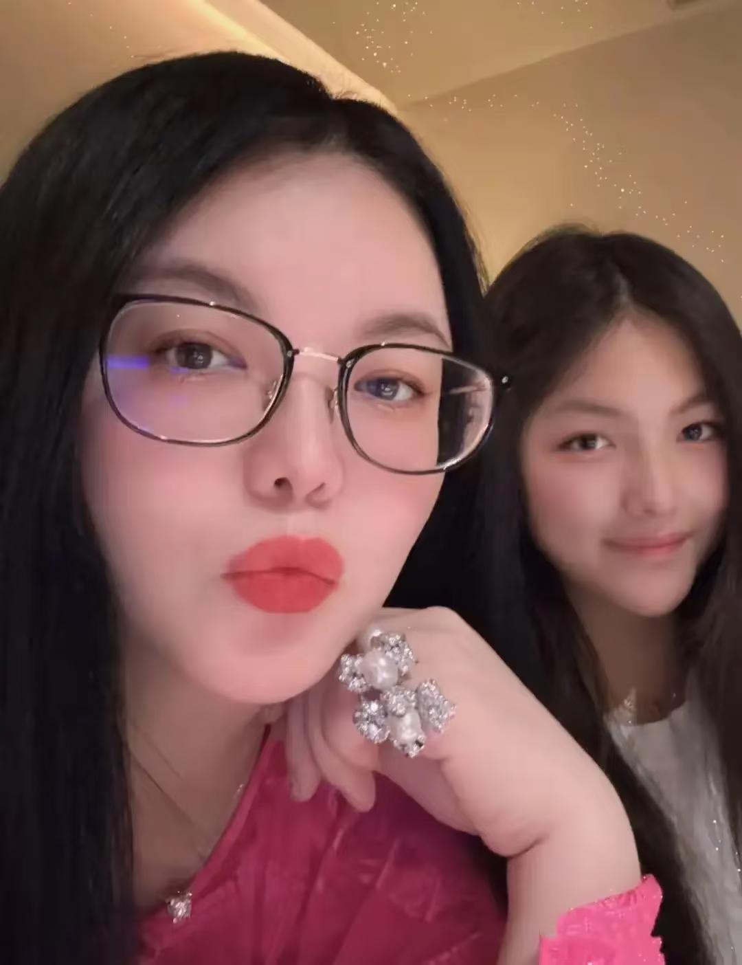 王诗龄女儿暑假回国，一家人常住长沙千万豪宅。有网友在长沙街头偶遇李湘一家三口散