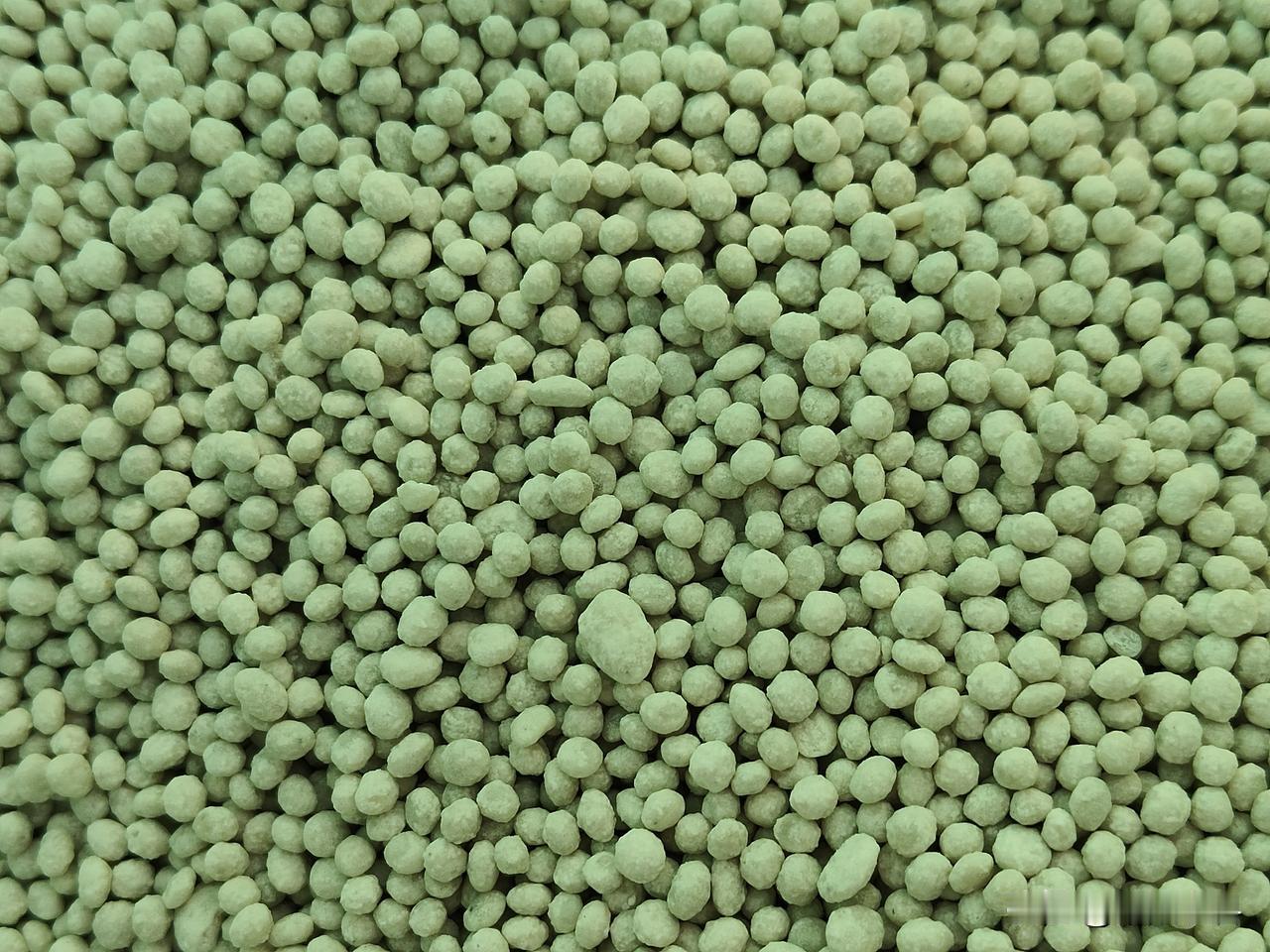 主要是在生产复合肥时，所使用的原料不同。如果添加腐植酸，颗粒颜色就是黑色，如果