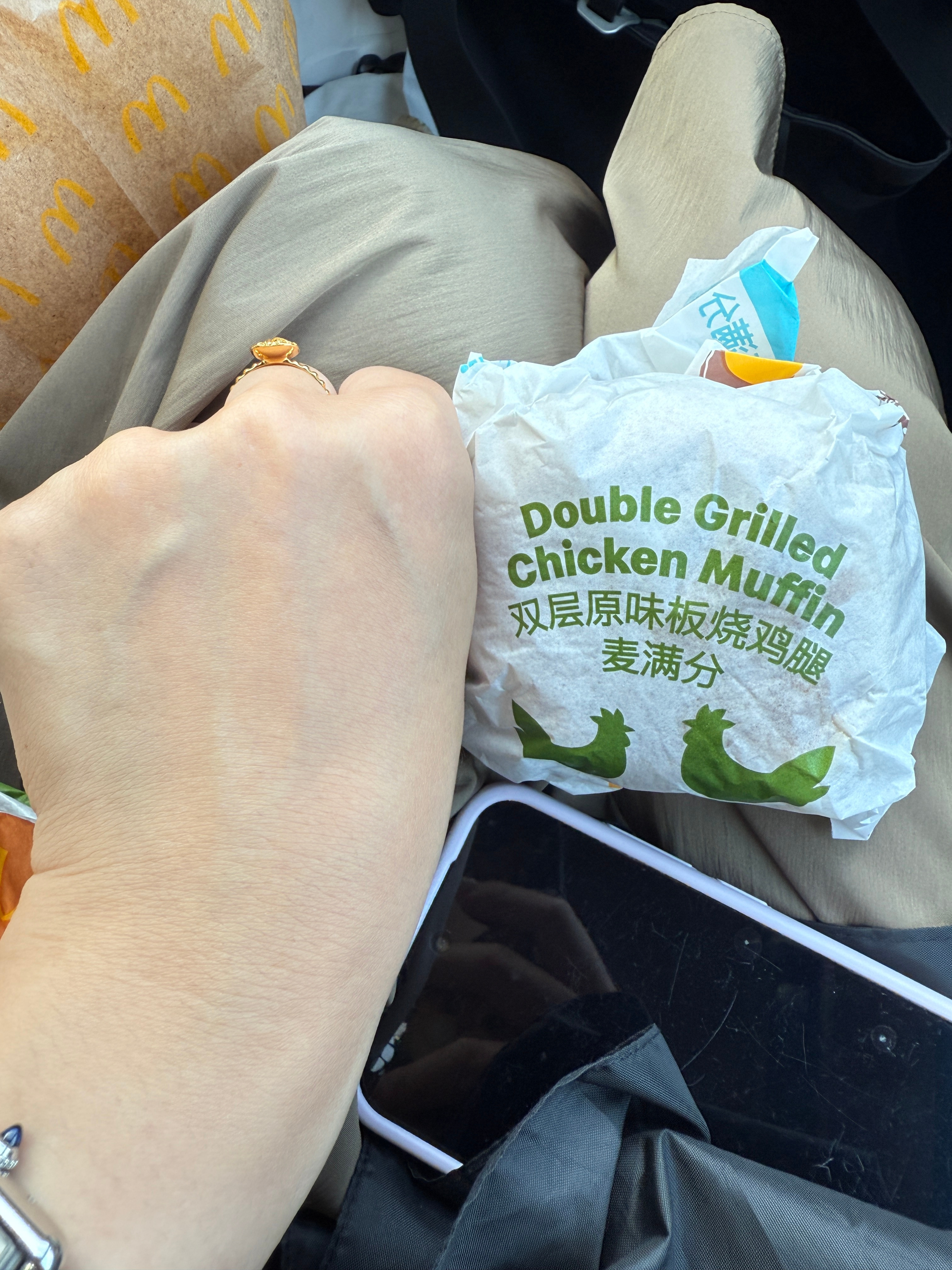 工作日标准餐…麦麦的汉堡🍔到底谁能吃饱我这还点的双层板烧鸡腿的！！！怎么都没我