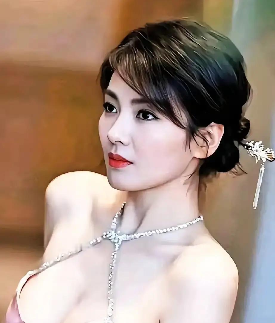 你以为刘涛只能演贤妻或女强人？她穿着200小时手工缝的酒红丝绒裙，把老上海风情砸