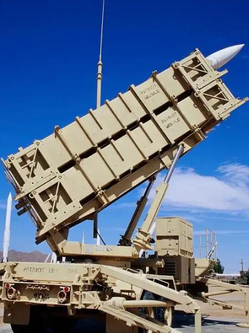 特朗普估计现在很发愁。为啥发愁？因为他手上那笔，卖给台湾的110亿美元武器大单，