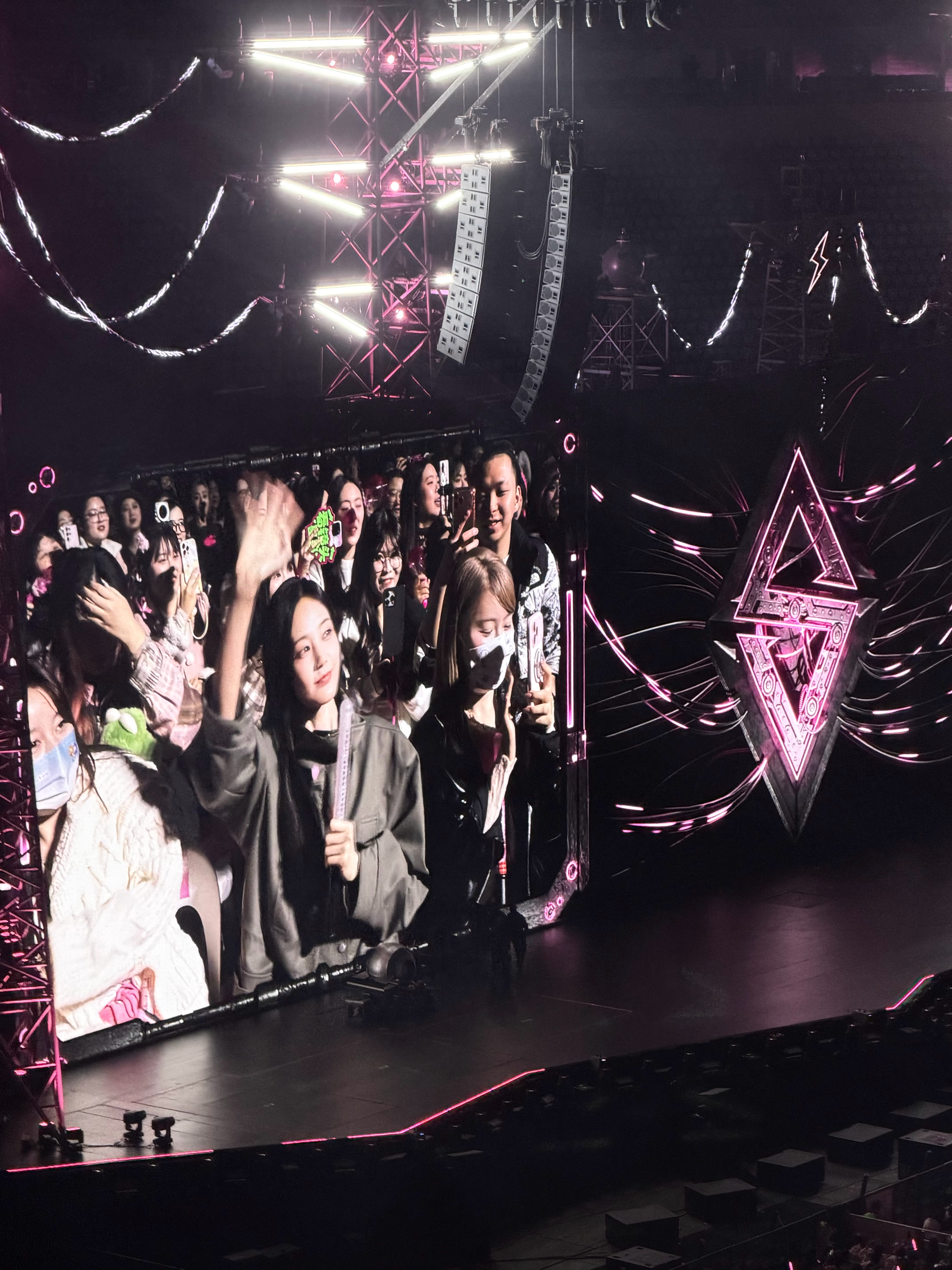 汪苏泷杭州场day2偶遇李一桐～大屏的李一桐好漂亮