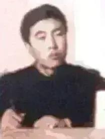 1996年的一天，迟群被刑满释放，此时的他没有工作，没有医保，甚至连一个安身之所