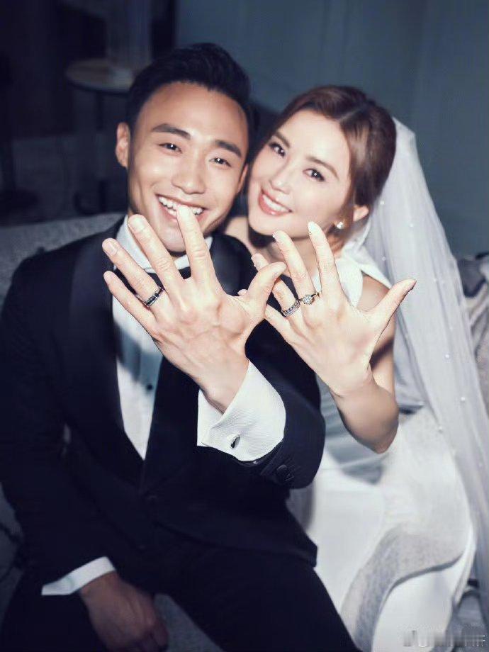 蔡卓妍结婚蔡卓妍结婚照刚刚，发文宣布结婚，“恭喜我嫁你，恭喜你娶我，以后请多