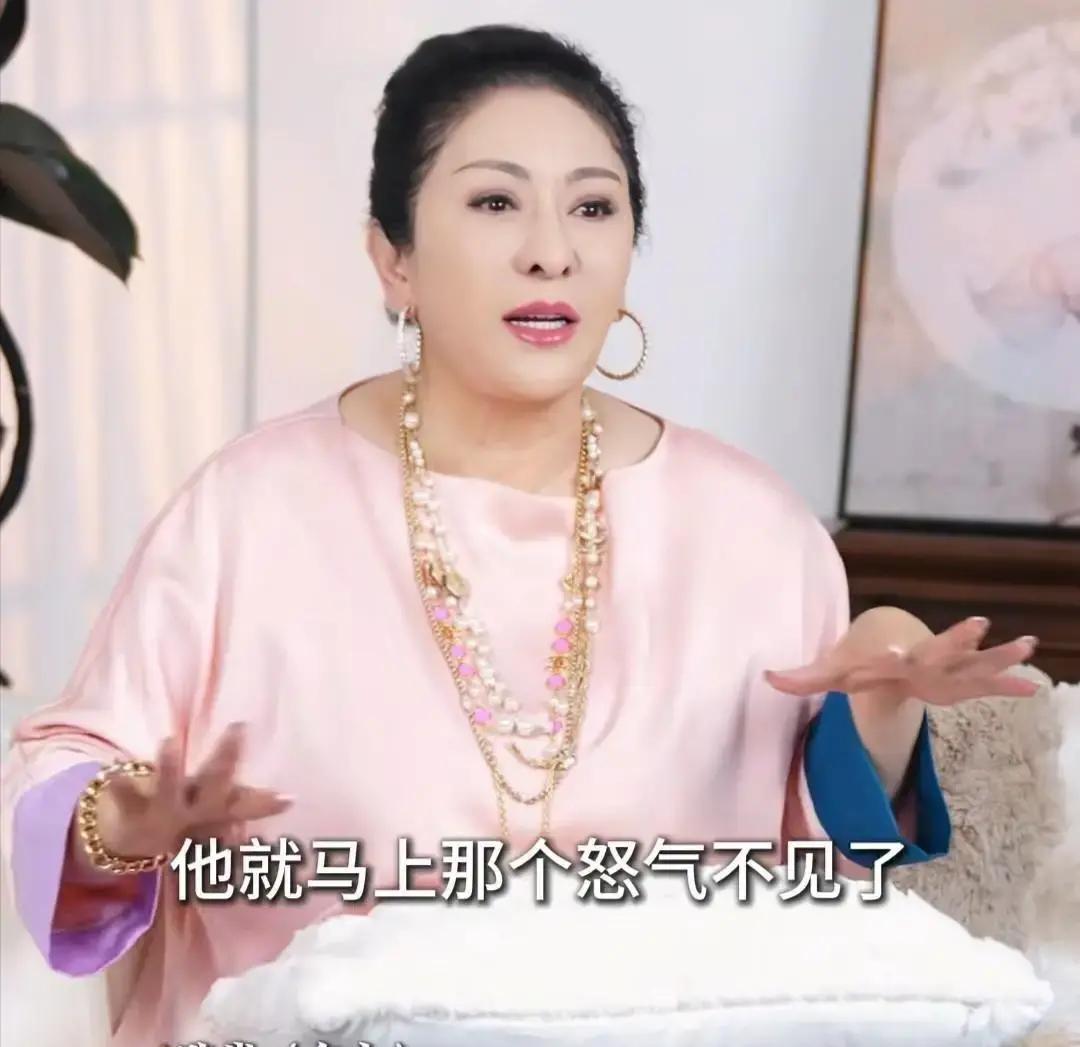 76岁的向华强，蹲在北京幼儿园地板上，双手围着孙女，怕她积木一倒就磕着。当