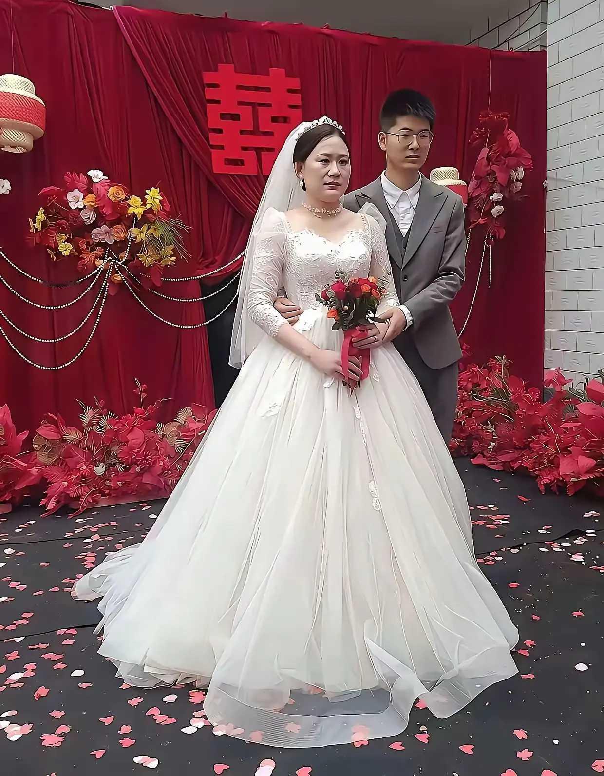 新婚快乐吧虽然新娘老了点但是塌鼻子总比没鼻子强啊