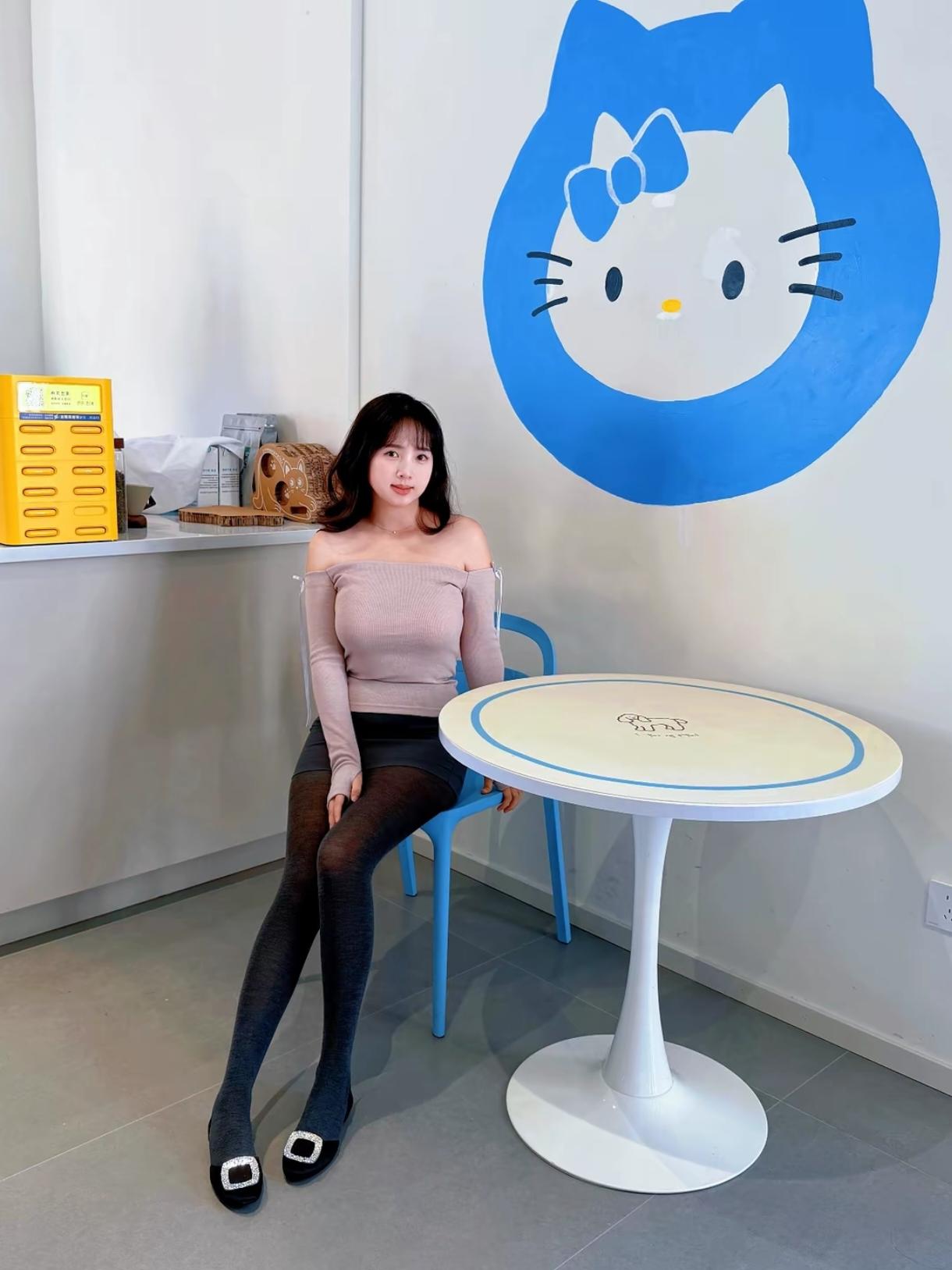 半窗月痕·相见欢·在HelloKitty的墙前推开店门就撞进一团蓝圆滚