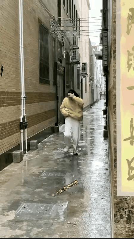 还好我跑的快要不雨伞就湿了。