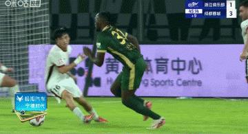 半场尚未结束蓉城便以三球领先，卡内达就已经看不下去了，立即用奥乌苏换下童磊，意在