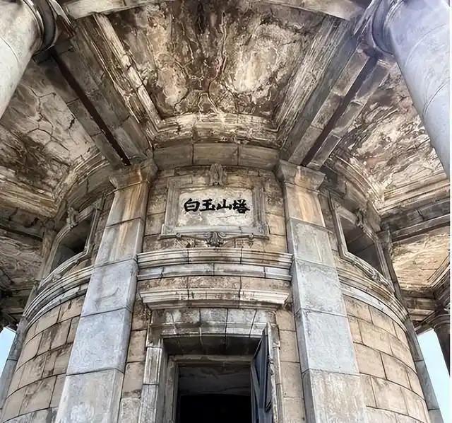 日军曾在我国境内留一建筑，听说要拆塔，立马提出无理请求？挖开地基才知，底下踩着的