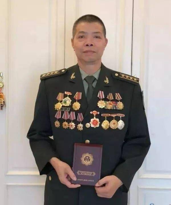 1985年，广西一战士过境侦察，不料被越军认出，越军朝他连开数枪，见他坠河，越军