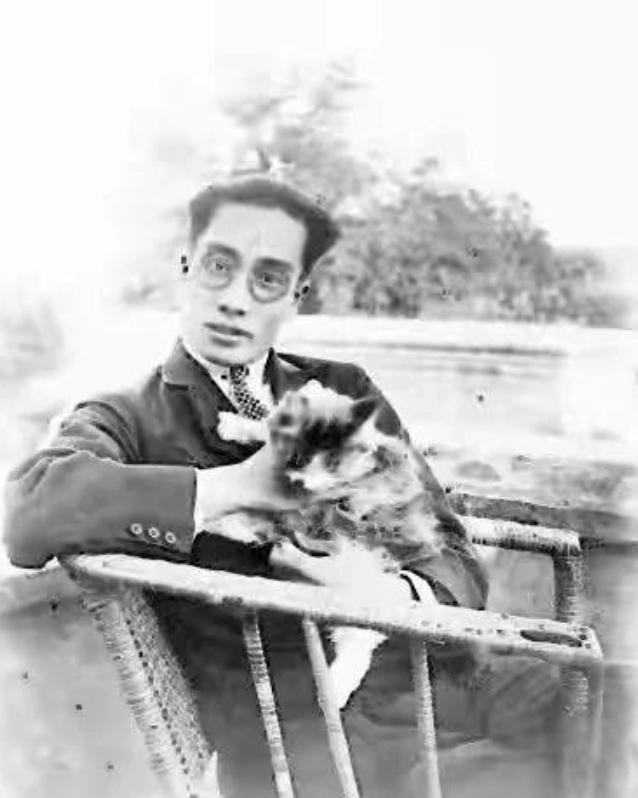 1977年乌江畔，当我军清理河道时，一块生锈的怀表从淤泥中露出，表盖上“徐恩曾