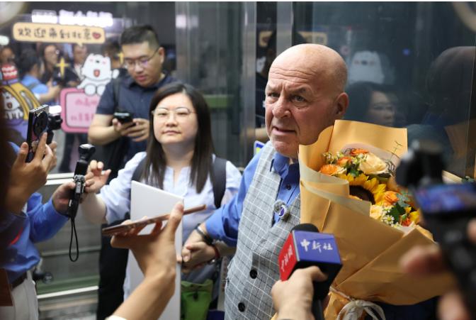 谁能想到，26年前随手掏的5000美元，能让一位美国退休教师在69岁时，成为全美