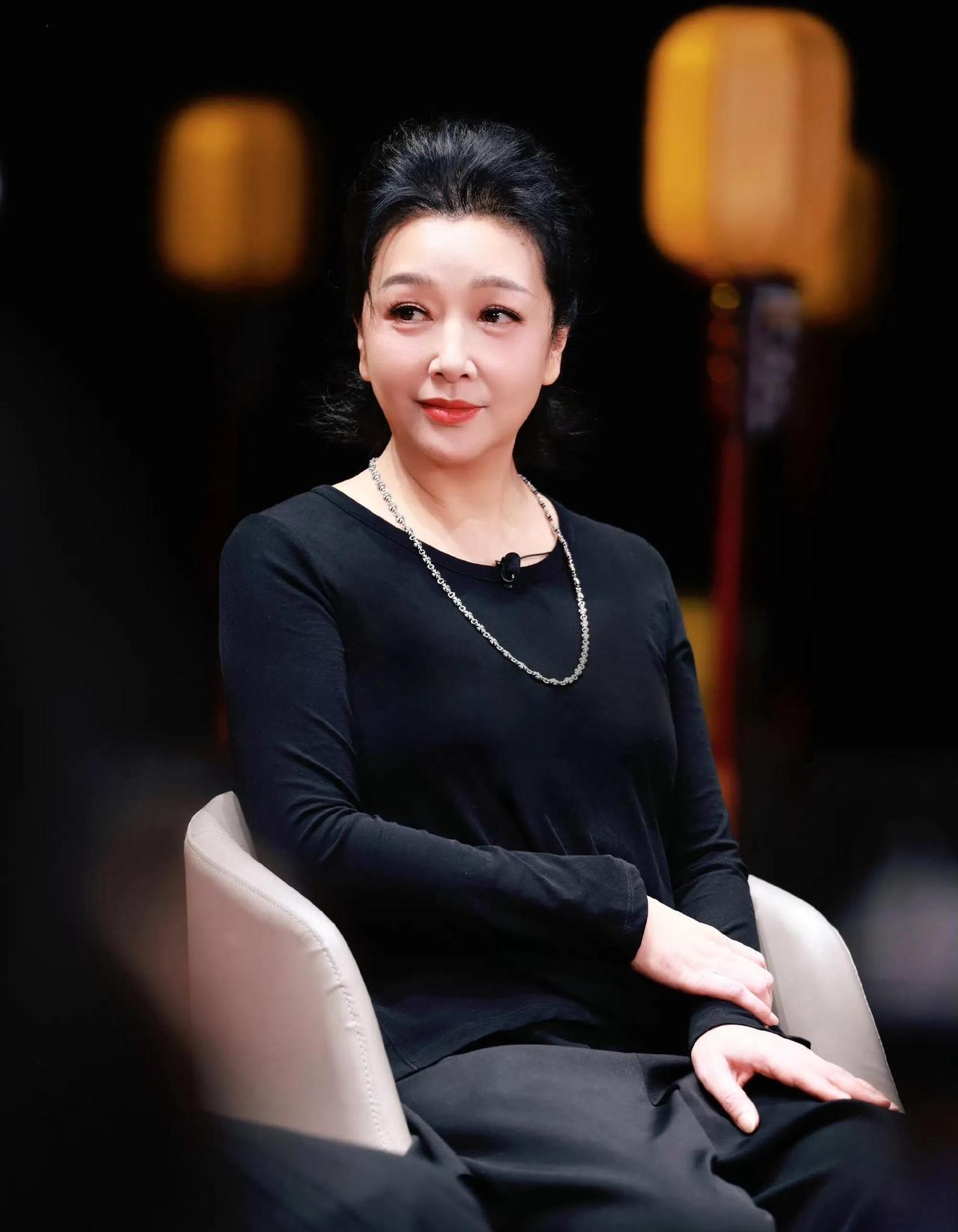 不知道还有多少人能记得这张脸，绝对称得上美女啦，年轻时颜值一般，老了却是这么的知