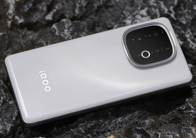 8600mAh大电池,24GB+1TB满级容量,用5年不卡顿