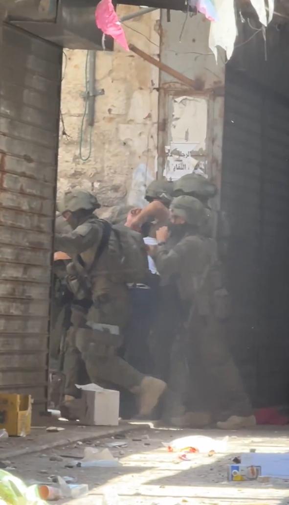 2025年6月10日以色列在纳布卢斯老城进行突袭行动的记录画面，行动中，开枪射杀