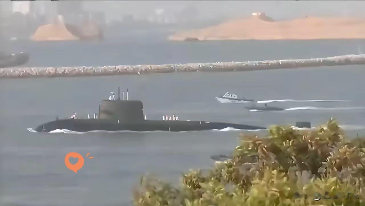 重磅！巴基斯坦海军从东大购买的S26型AIP潜艇首艇“汉果”号在多艘小艇和2架