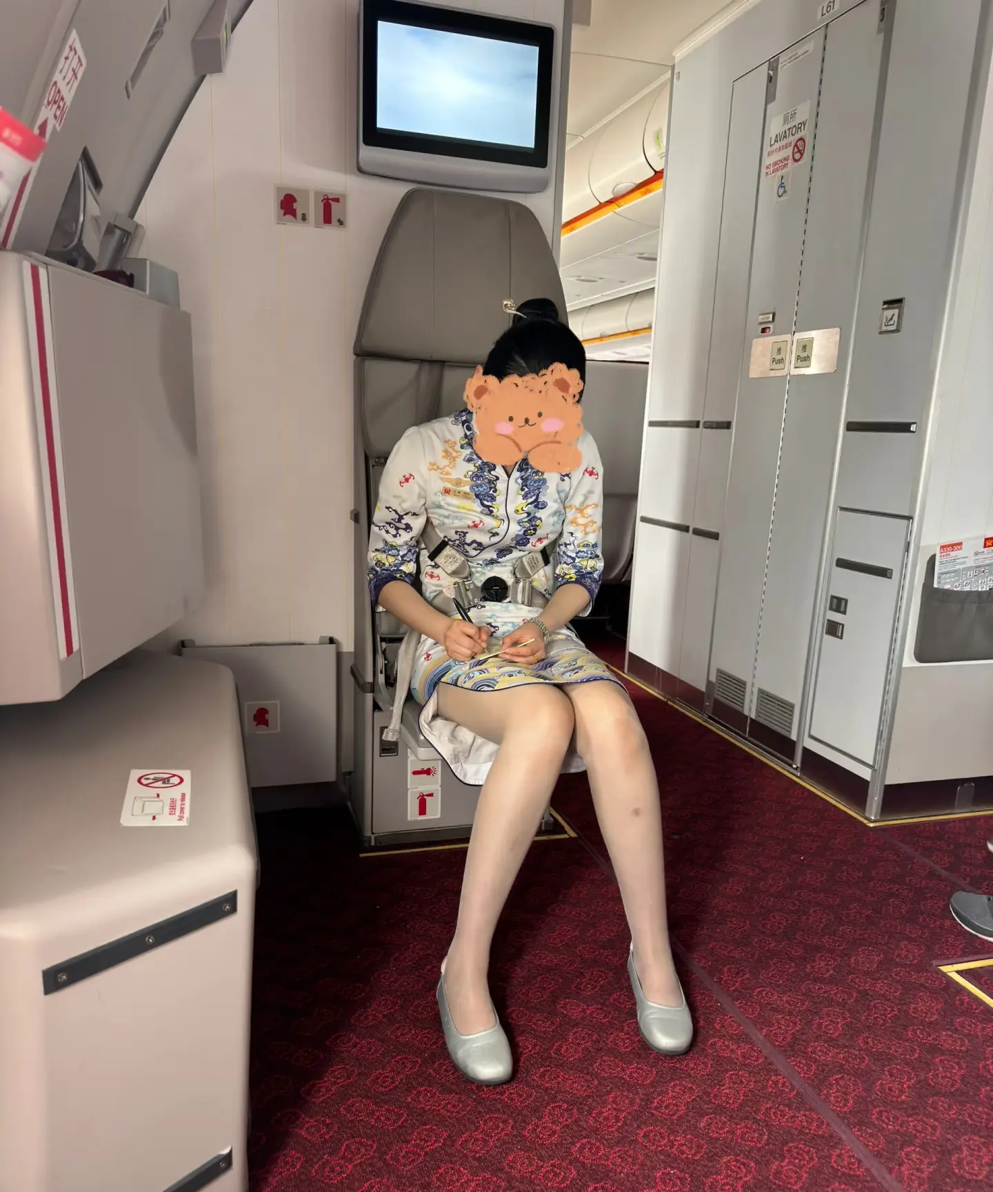 一不小心坐在了空姐对面，怎么缓解尴尬